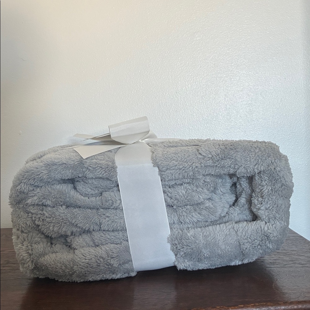 NWT- Luxurious Super Soft- Gray Embossed Checkerboard Oversized Blanket 76x86 - Picture 15 of 17
